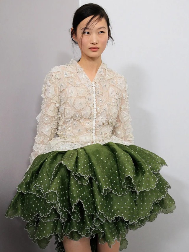  Chân váy bồng bềnh tiểu thư "đổ bộ" đường phố - Ảnh 1.