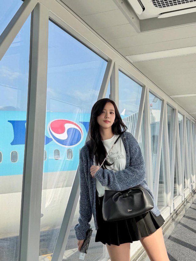 Chân váy xếp ly bền bỉ với thời gian và không lo lỗi mốt- Ảnh 1. Chân váy xếp ly bền bỉ với thời gian và không lo lỗi mốt- Ảnh 1.