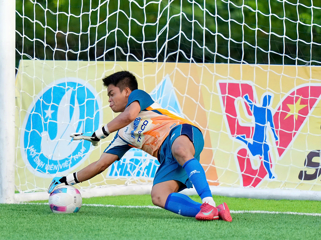 Chàng thủ môn dũng mãnh có trái tim ấm áp- Ảnh 1.