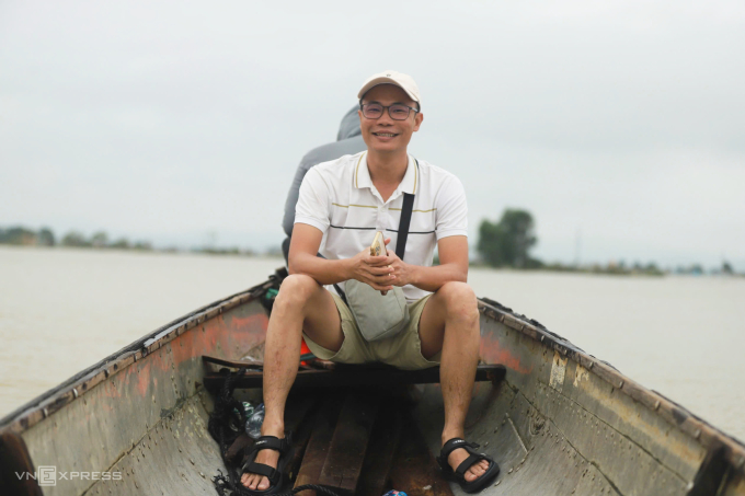 Anh Trần Trung trong chuyến về Nông trại đợt lũ năm 2025. Ảnh: Võ Thạnh