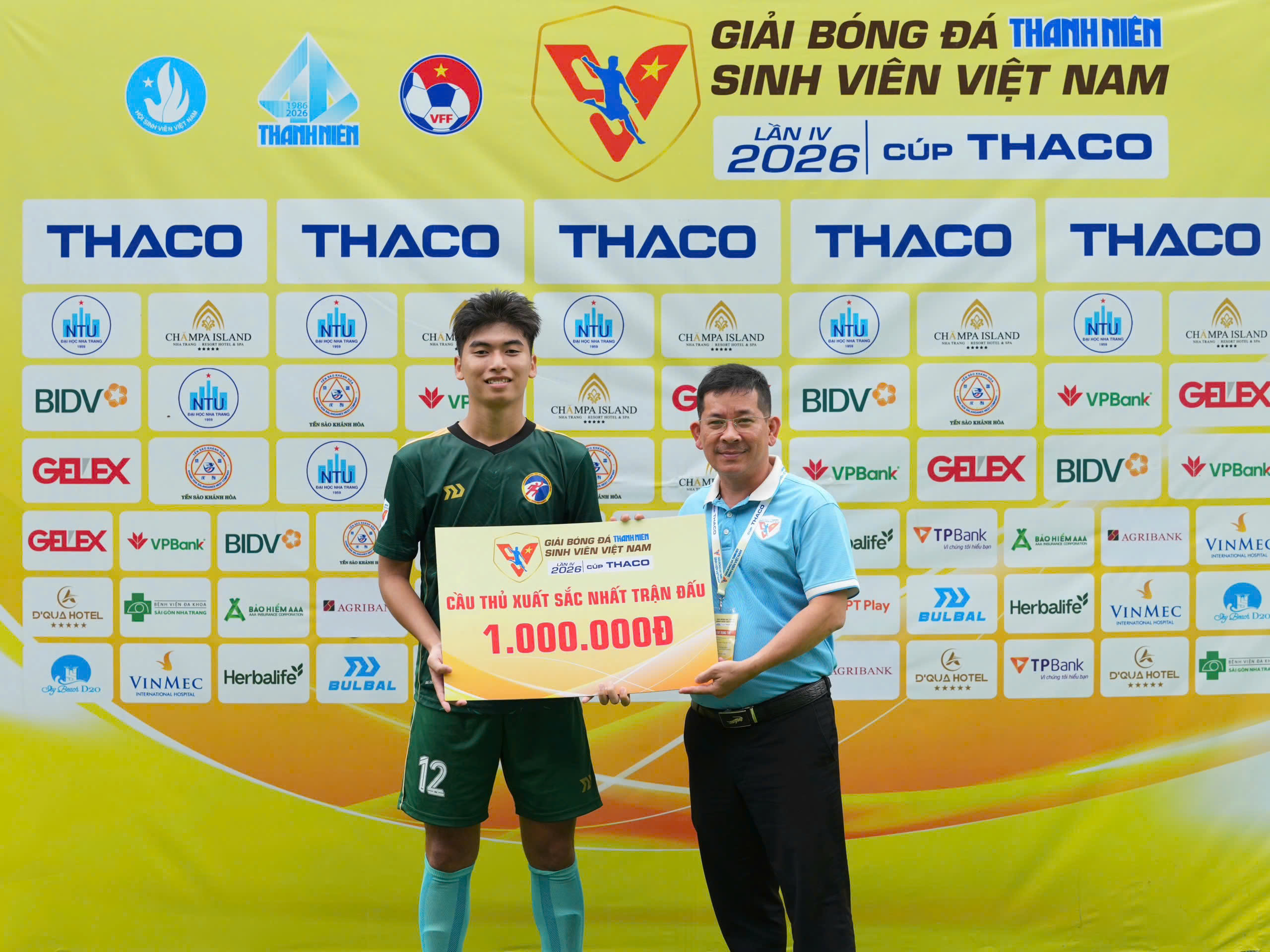 Chàng trung vệ đứng dậy mạnh mẽ từ lời dỗ dành của mẹ- Ảnh 1.