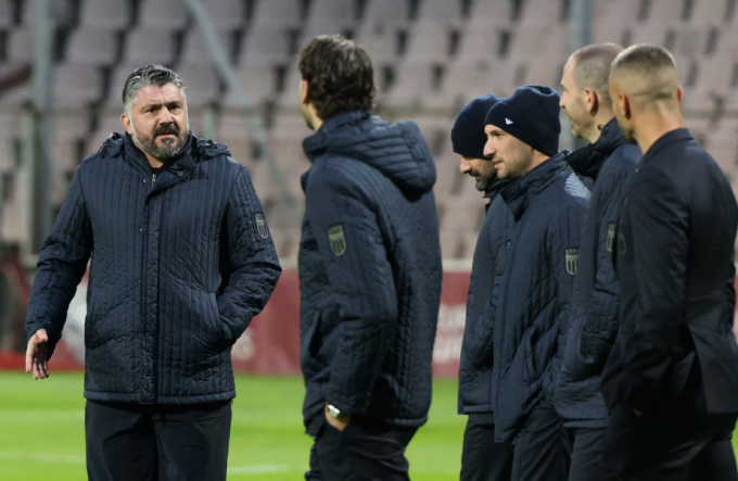 HLV Gennaro Gattuso (trái) và các thành viên tuyển Italy kiểm tra mặt sân Bilino Polje trước trận chung kết play-off World Cup 2026 gặp Bosnia & Herzegovina ngày 30/3/2026. Ảnh: Reuters