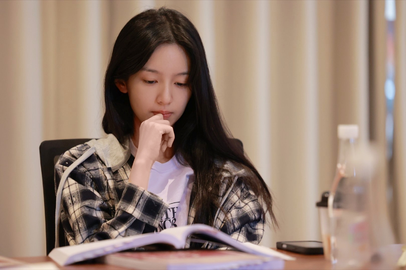 Mỹ nhân đẹp chấn động thế gian đọc kịch bản thôi sao hot quá vậy: Mặt mộc hoàn mỹ đến từng lỗ chân lông- Ảnh 1.