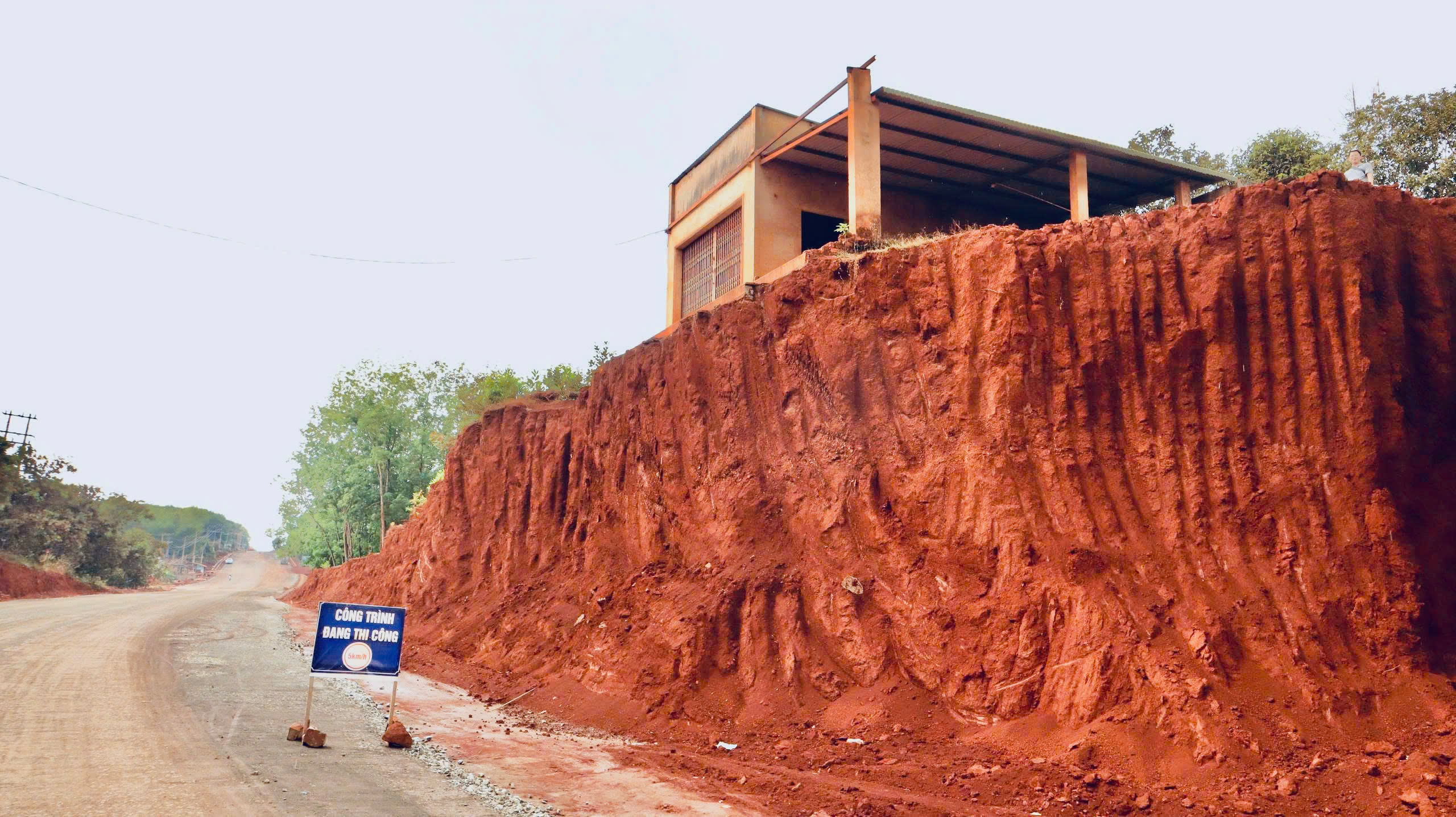 Chạy đua tiến độ, nhà dân chênh vênh mép vực - Ảnh 1.