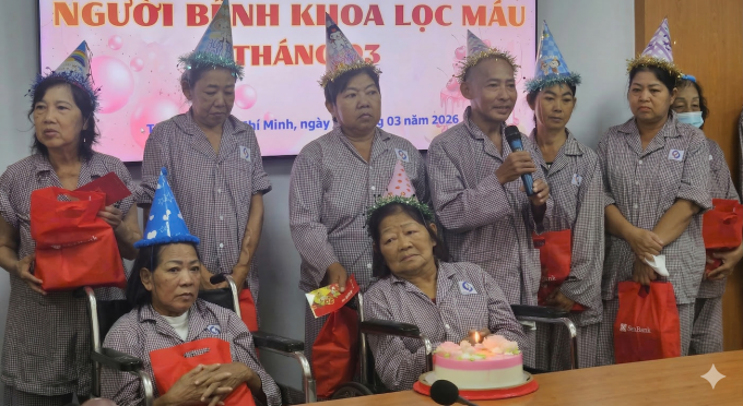 Các bệnh nhân chạy thận có ngày sinh trong tháng 3 được đội nón sinh nhật, cùng thổi bánh kem và ca vàng bài hát Chúc mừng sinh nhật, tại chương trình do Phòng Công tác Xã hội tổ chức ngày 18/3. Ảnh: Minh Toàn