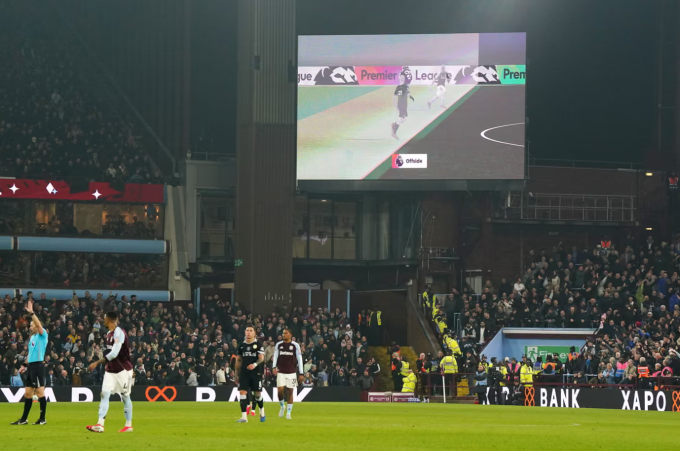 Quyết định của VAR về việc bắt lỗi việt vị với Ollie Watkins được hiển thị trên màn hình lớn. Ảnh: PA