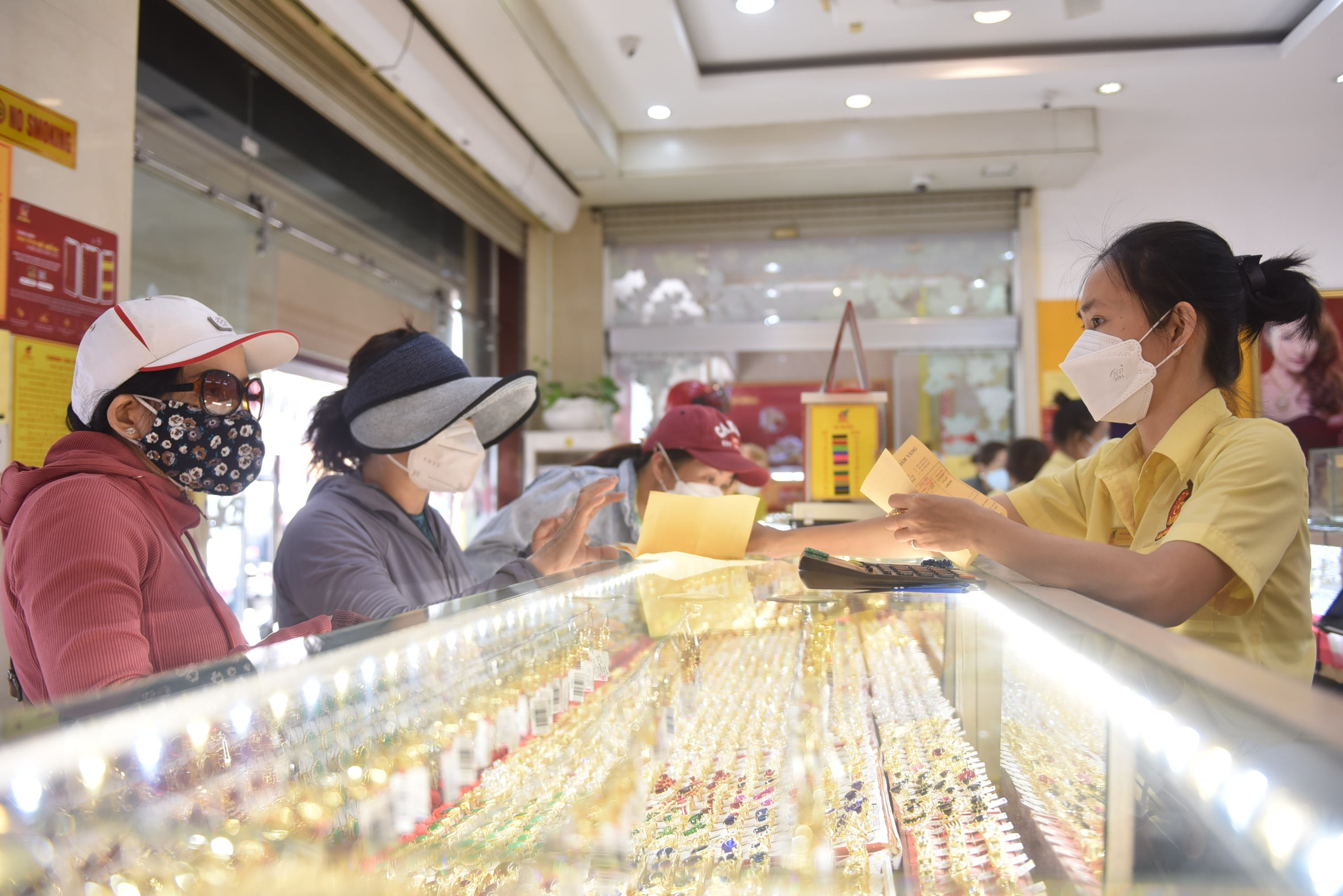 Chênh lệch giá vàng trong nước và thế giới lên đến 23,8 triệu đồng - Ảnh 2.