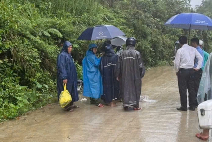 Chết thảm vì áo mưa quấn vào bánh xe máy: Xin đừng chủ quan với những vạt áo mưa lòa xòa - Ảnh 1.
