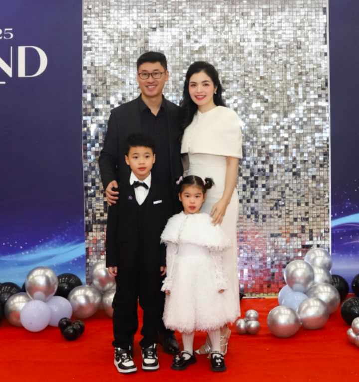 Chị gái Hòa Minzy: 