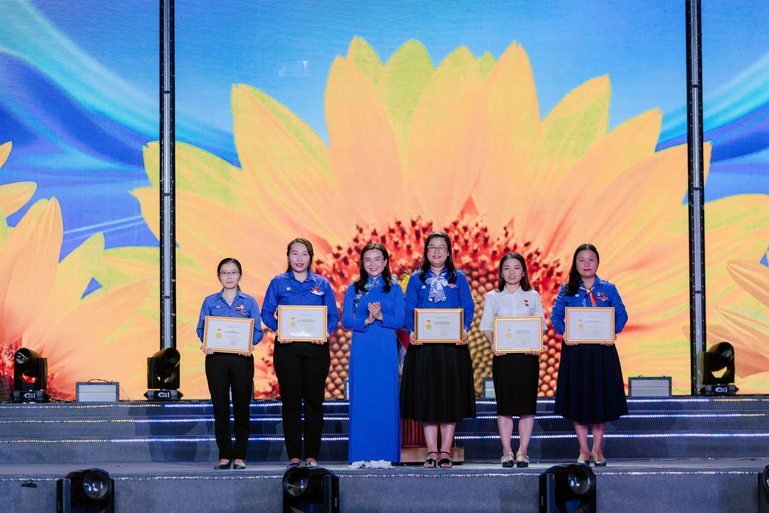 Chi đoàn phóng viên báo Tuổi Trẻ nhận giải thưởng Hồ Hảo Hớn năm 2026 - Ảnh 1.