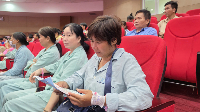 Bệnh nhân suy thận nghe tư vấn ghép thận tại Bệnh viện đa khoa Đồng Nai. Ảnh: Phước Tuấn