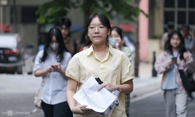 Thí sinh thi lớp 10 chuyên Khoa học Xã hội và Nhân văn, sáng 25/5. Ảnh: Dương Tâm