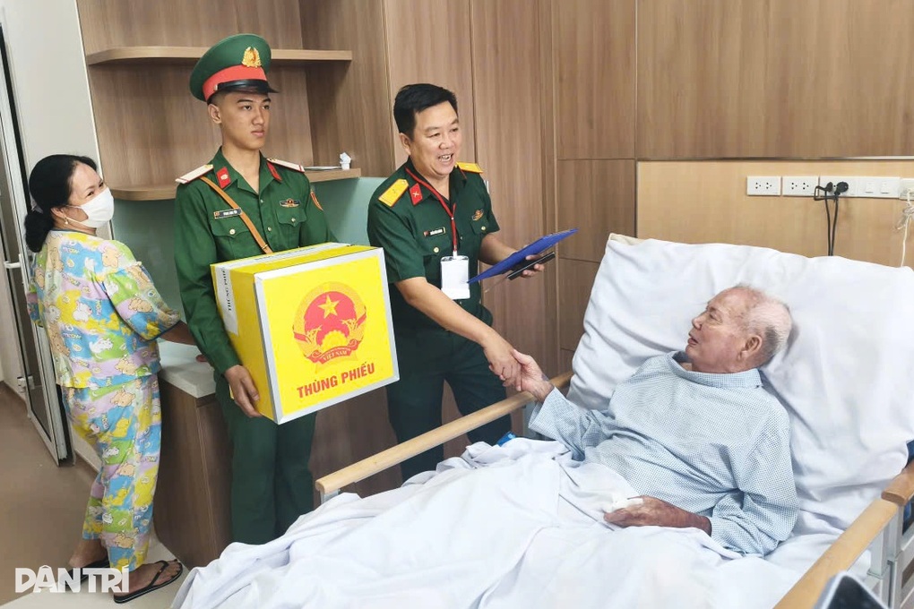 Chiến binh ung thư, cha ôm con mới sinh ở TPHCM bầu cử ngay tại bệnh viện - 1