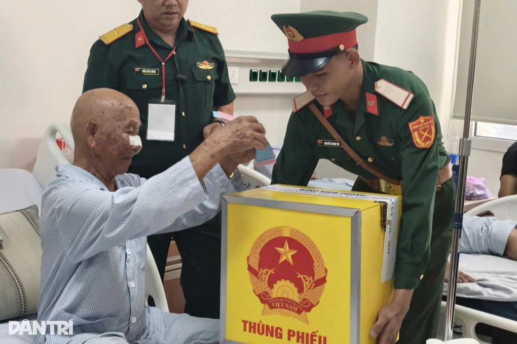 Chiến binh ung thư, cha ôm con mới sinh ở TPHCM bầu cử ngay tại bệnh viện - 2