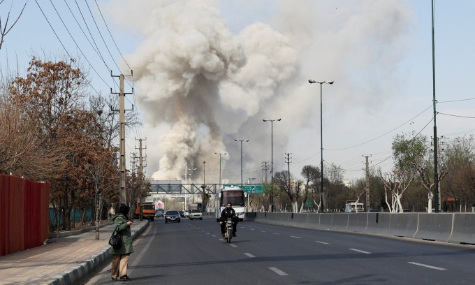 Khói bốc lên sau một vụ nổ tại thủ đô Tehran, Iran, ngày 5/3. Ảnh: Reuters