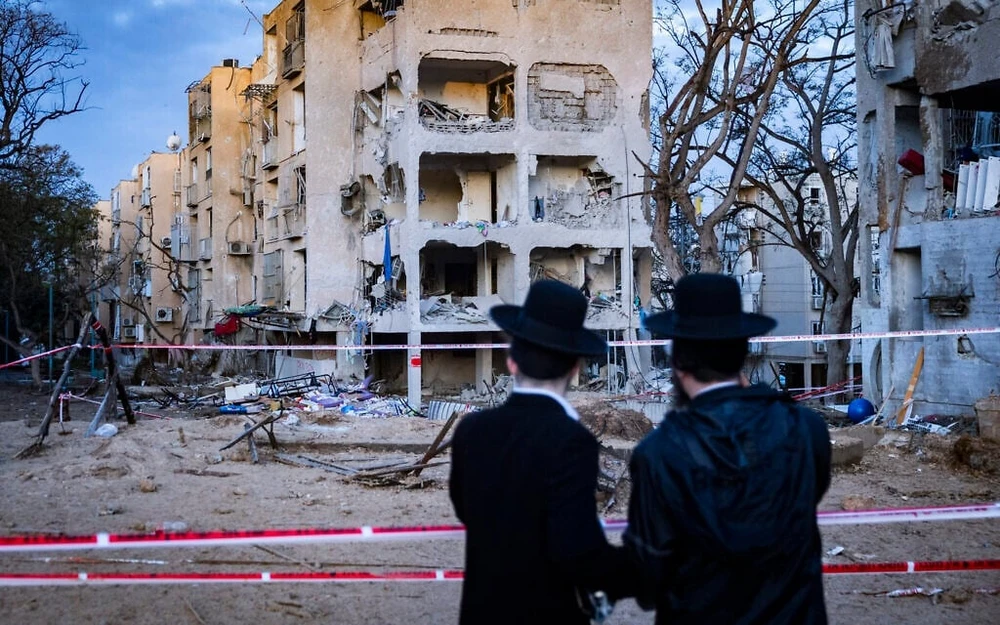 Hiện trường tên lửa Iran tấn công thành phố Arad, miền nam Israel, chụp ngày 21-3. Ảnh: Chaim Goldberg/Flash90 trung đông iran israel.jpg