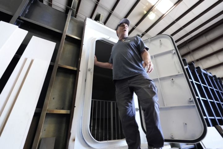 Chiến sự Trung Đông leo thang, doanh nghiệp hầm trú ẩn Mỹ 'cháy hàng'- Ảnh 1.