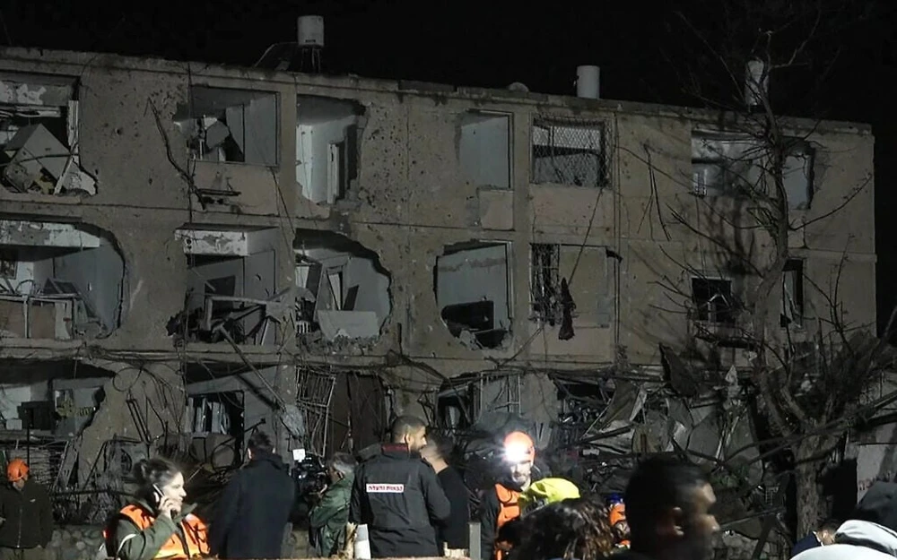 Hình ảnh cắt từ video của AFPTV cho thấy thiệt hại tại một tòa nhà chung cư ở TP Dimona, miền nam Israel, sau khi bị tên lửa đạn đạo Iran tấn công ngày 21-3. Ảnh: AFP image_1774135730682.jpg