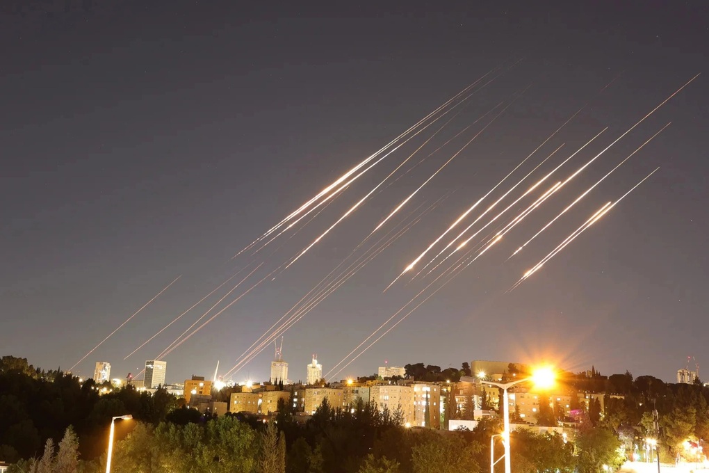 Chiến thuật “mưa phùn” của Iran kéo căng phòng thủ của Mỹ và Israel - 1