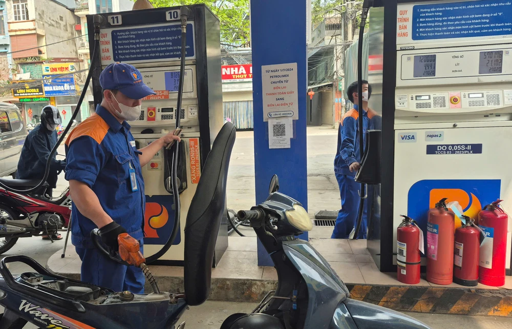 Chính phủ thống nhất bổ sung 8.000 tỉ đồng dự toán chi ngân sách nhà nước năm 2026 từ nguồn tăng thu ngân sách Trung ương năm 2025 cho Bộ Công Thương để tạm ứng cho Quỹ BOG xăng dầu. Ảnh: AH gia-xang-giam-gan-4-000-dong-lit-post.png