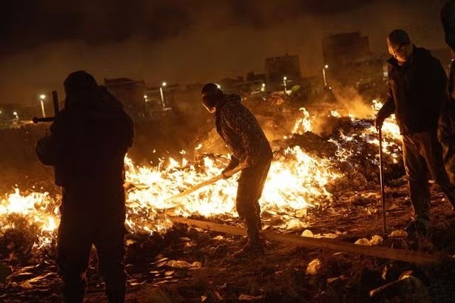 Tiền rơi trắng trời sau thảm kịch máy bay: Chính quyền Bolivia chạy đua tiêu hủy hàng triệu USD trước khi dân nghèo kịp 