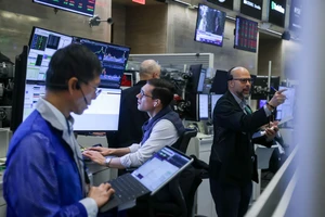 Chứng khoán và vàng giảm, giá dầu tăng trước tin Mỹ có thể đưa quân vào Iran