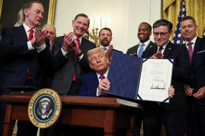 Tổng thống Mỹ Donald Trump đưa nghị quyết đã được Quốc hội thông qua, hủy bỏ sự chấp thuận năm 2023 của Cơ quan Bảo vệ Môi trường (EPA) với kế hoạch xe tải sạch của California, Nhà Trắng, Washington, Mỹ, ngày 12/6/2025. Ảnh: Reuters