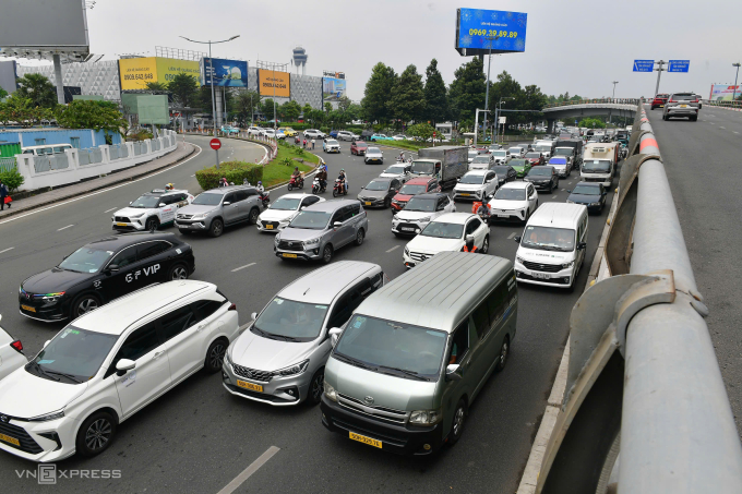Cửa ngõ sân bay Tân Sơn Nhất ùn ứ ngày giáp Tết. Ảnh: Thanh Tùng