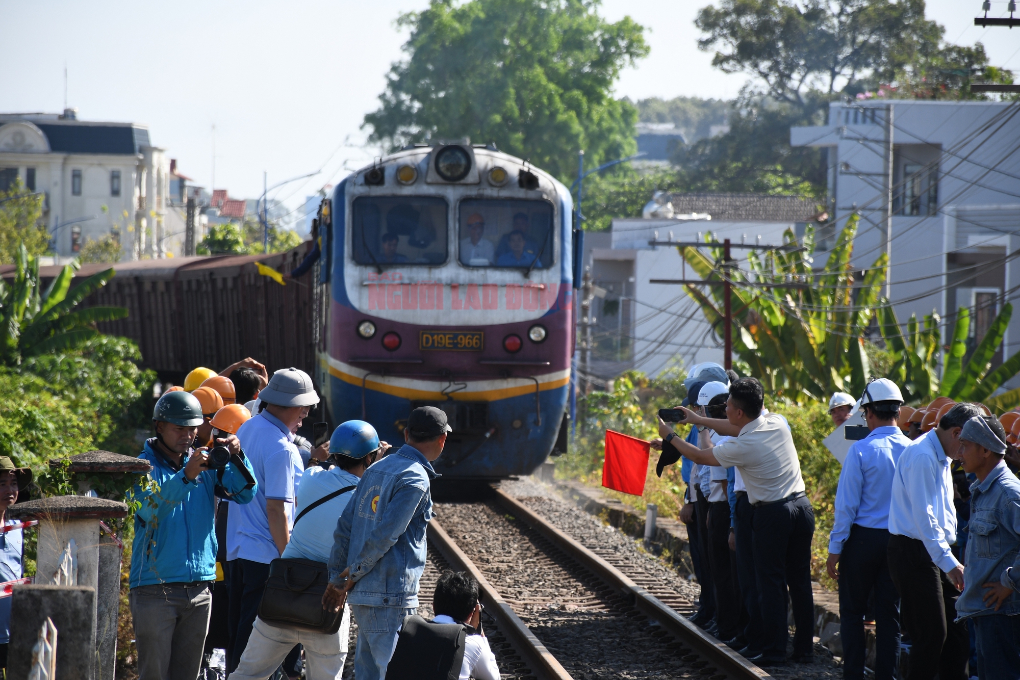 Sự cố cầu Ghềnh khắc phục thành công , tàu chạy qua an toàn sau 5 ngày gián đoạn - Ảnh 1.