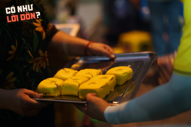 Chờ chực 20 phút săn miếng tàu hũ may mắn giá 30k, mỗi năm chỉ bán một ngày ở TP.HCM- Ảnh 1.