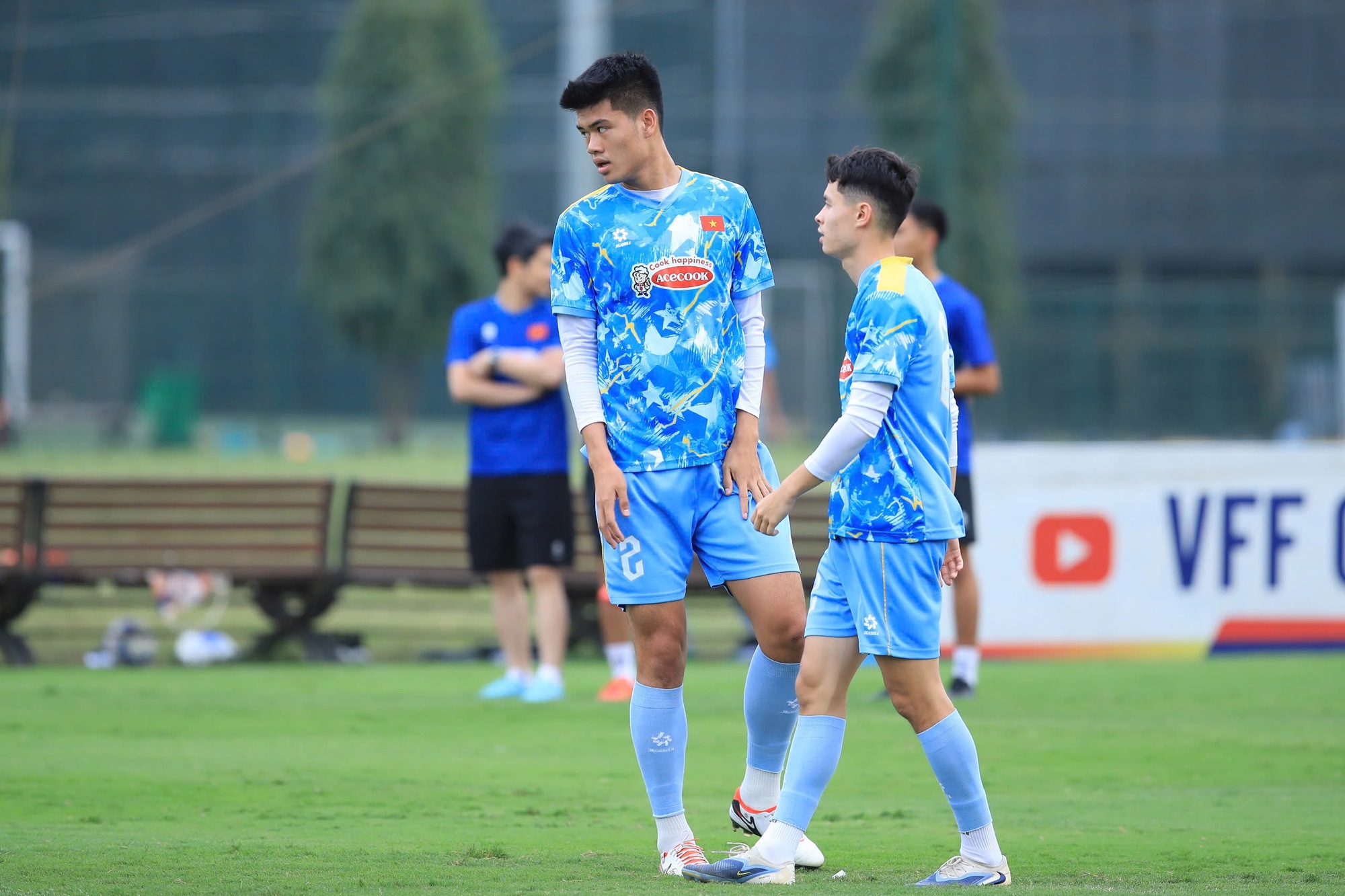 Đinh Quang Kiệt (trái) là niềm hy vọng ở hàng thủ U.23 Việt Nam