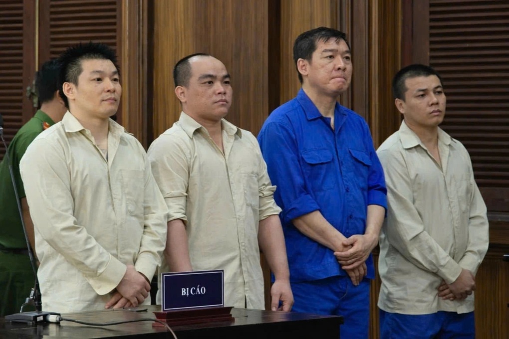 Cho vay lãi nặng, chĩa súng ép giám đốc ngân hàng ở TPHCM ký giấy nợ - 1