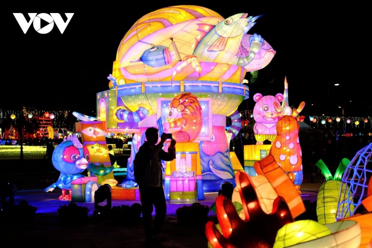 Tối 3/3 (tức Rằm tháng Giêng, âm lịch), Lễ hội Đèn lồng Đài Loan (Trung Quốc) 2026 chính thức khai mạc tại huyện Gia Nghĩa, mở ra không gian nghệ thuật ánh sáng quy mô lớn, nơi văn hóa truyền thống hòa quyện cùng công nghệ hiện đại.