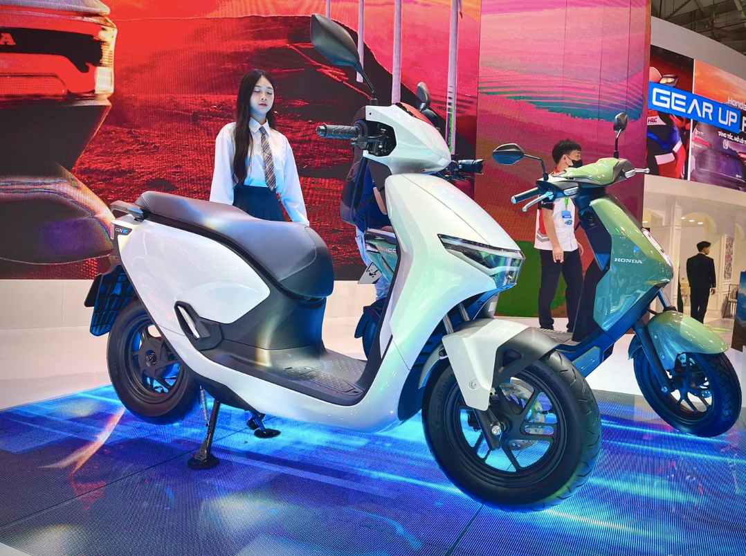 Mua xe máy điện: Chọn sạc cố định hay đổi pin?- Ảnh 1.