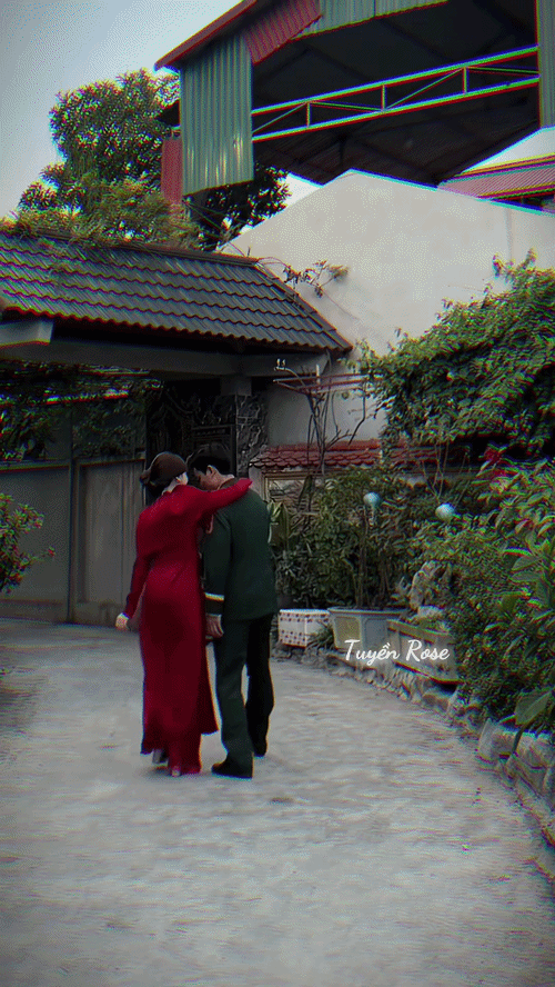 Clip HOT: Chồng Đại uý bế Hoà Minzy bằng 1 tay, cả thế giới cứ để anh lo!- Ảnh 1.