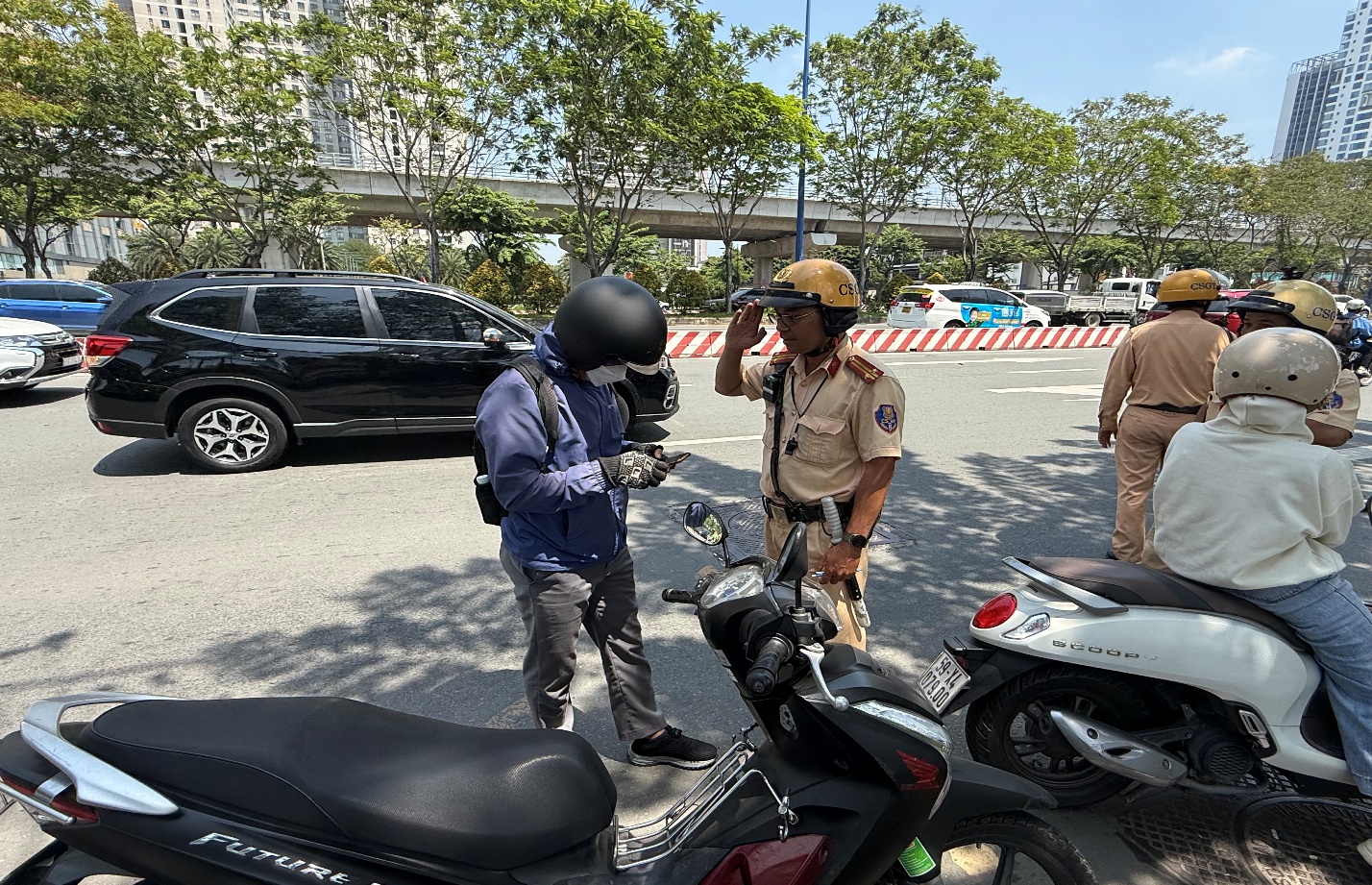 Chống chế 'quên mang giấy tờ xe' với CSGT có được bỏ qua? - Ảnh 1.