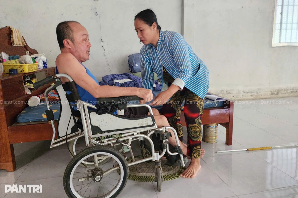 Chồng tàn phế, vợ mù loà 10 năm, con nghỉ học làm phụ hồ - 1