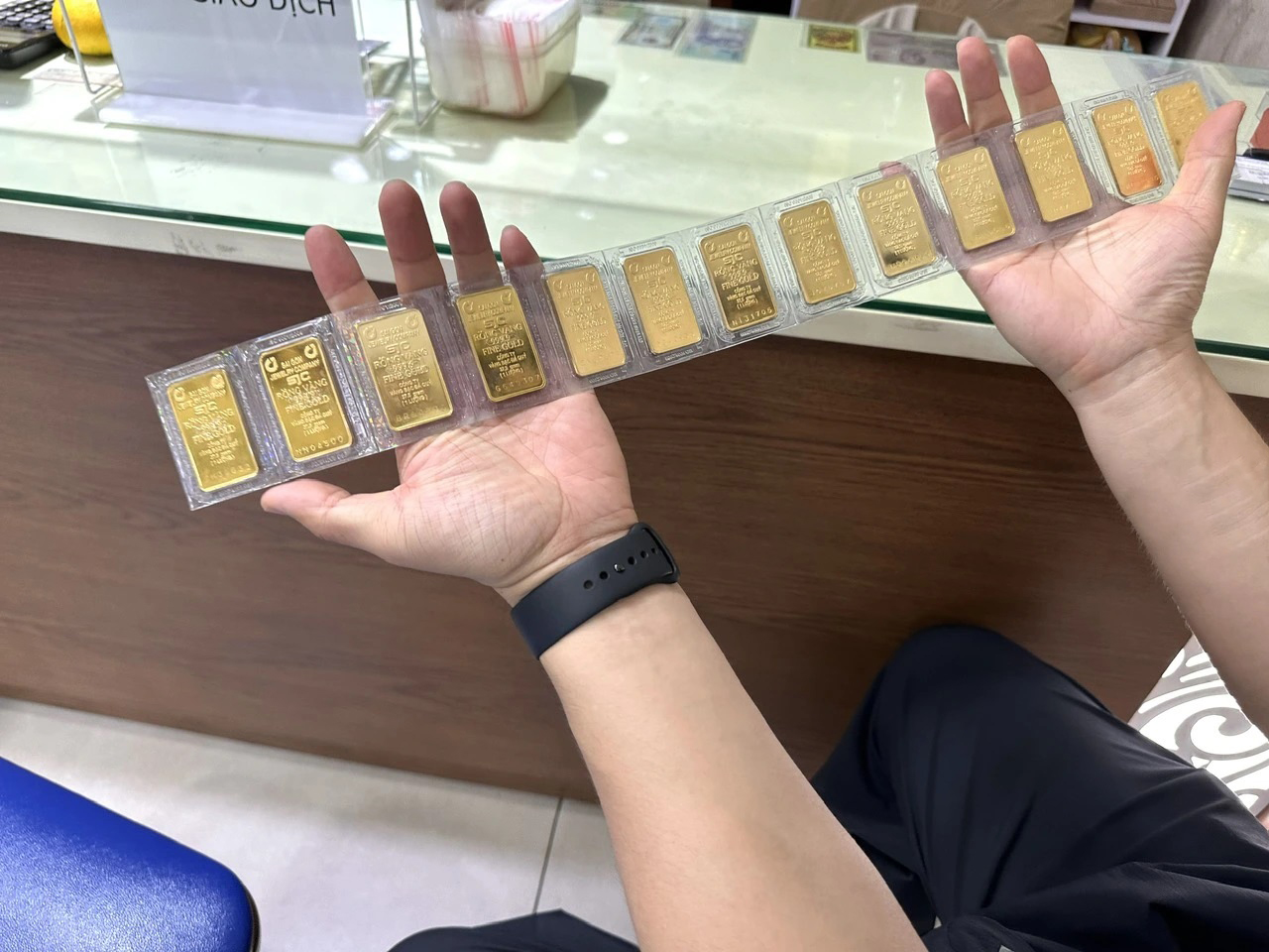 Chốt lời vàng, dòng tiền đổ vào USD- Ảnh 1.