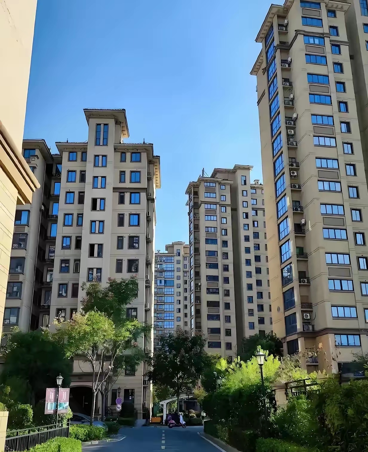 Vừa chốt bán nhà được 28 tỷ đồng, người phụ nữ bị môi giới khởi kiện, tòa tuyên bố: “Chủ nhà phải bồi thường 560 triệu đồng”- Ảnh 1.