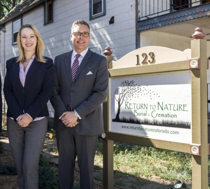 Vợ chồng Carie và Jon Hallford trước khi bị bắt. Ảnh:Return to Nature Colorado