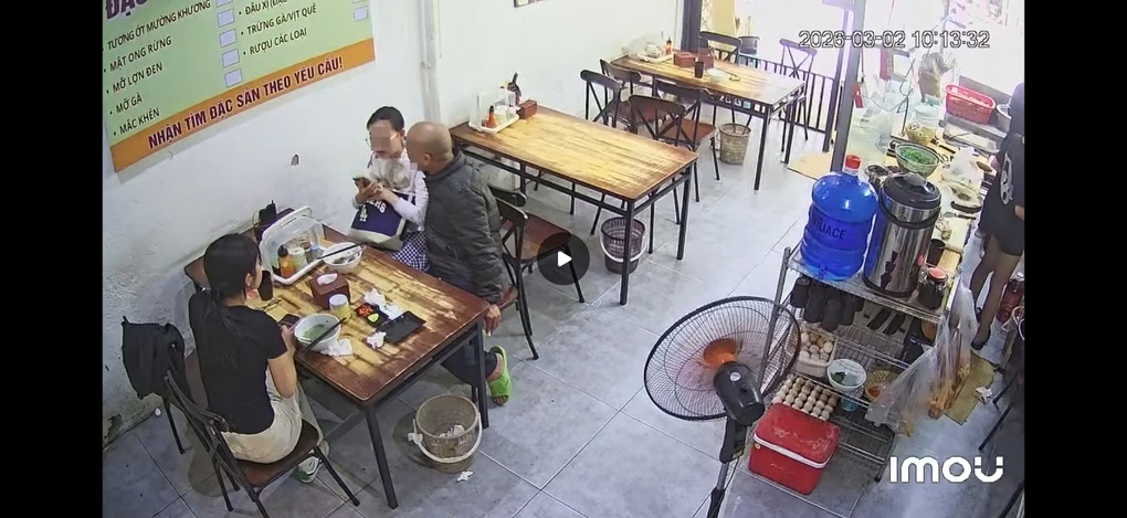 Chủ quán phở Hà Nội yêu cầu người đàn ông rời quán vì hành vi kém chuẩn mực - 1