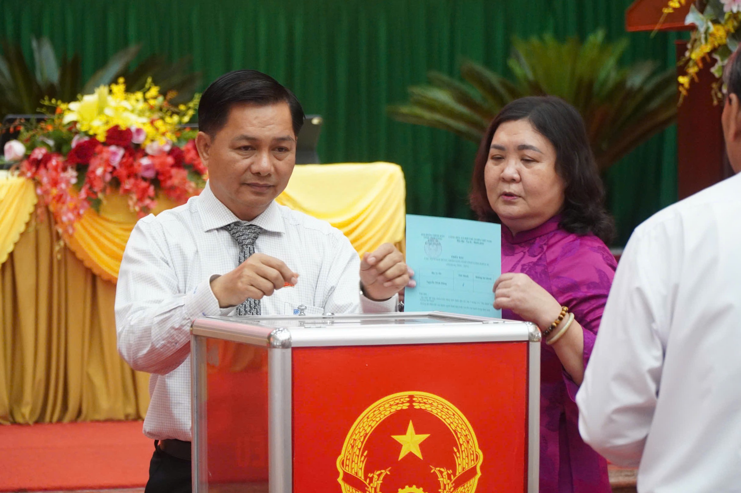 Chủ tịch HĐND và Chủ tịch UBND tỉnh Vĩnh Long tái đắc cử - Ảnh 1.