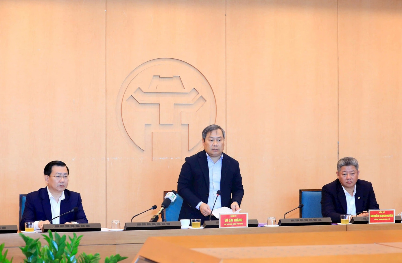 Chủ tịch Hà Nội đề nghị người dân tránh lo lắng, tích trữ xăng dầu không cần thiết- Ảnh 1.