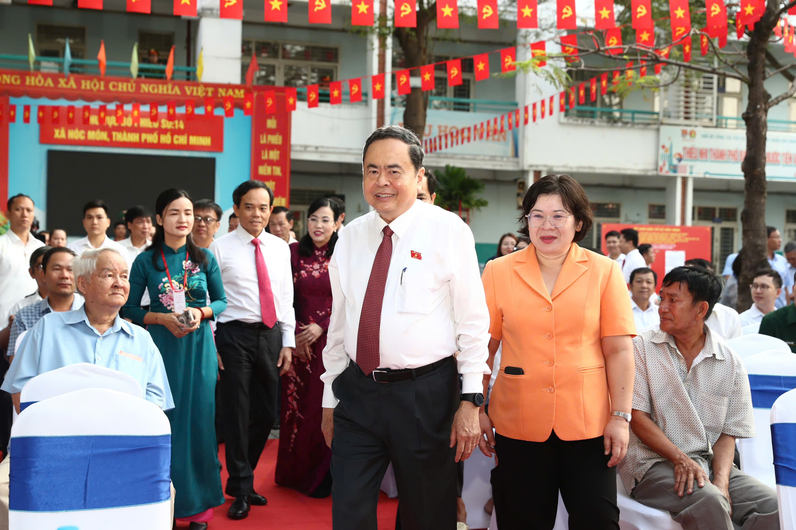 Chủ tịch Quốc hội, Bí thư Thành ủy TPHCM bỏ phiếu bầu cử tại xã Hóc Môn - Ảnh 1.