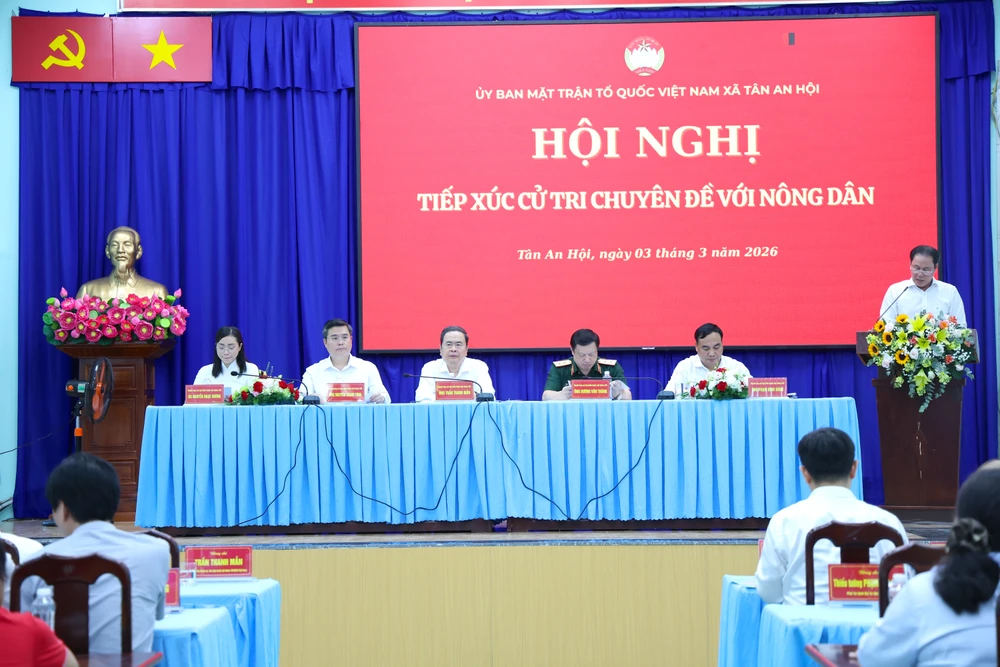 Toàn cảnh buổi tiếp xúc cử tri của các ứng cử viên. Ảnh: LÊ THOA chu-tich-quoc-hoi-nong-dan-1.JPG