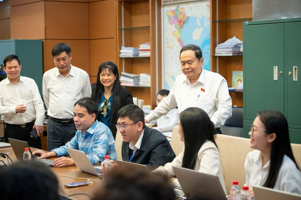 Chủ tịch Quốc hội Trần Thanh Mẫn đến Trung tâm báo chí của Hội đồng Bầu cử Quốc gia, thăm và động viên hơn 400 phóng viên, biên tập viên, kỹ thuật viên đang tác nghiệp. Ảnh: PHẠM THẮNG Chu-tich-Quoc-hoi-tham-Trung-tam-bao-chi.jpg