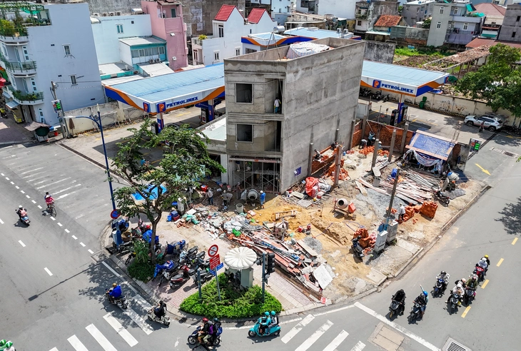 Chủ tịch TP.HCM kiểm tra dự án cầu đường Nguyễn Khoái, hơn nửa mặt bằng đã bàn giao - Ảnh 3.