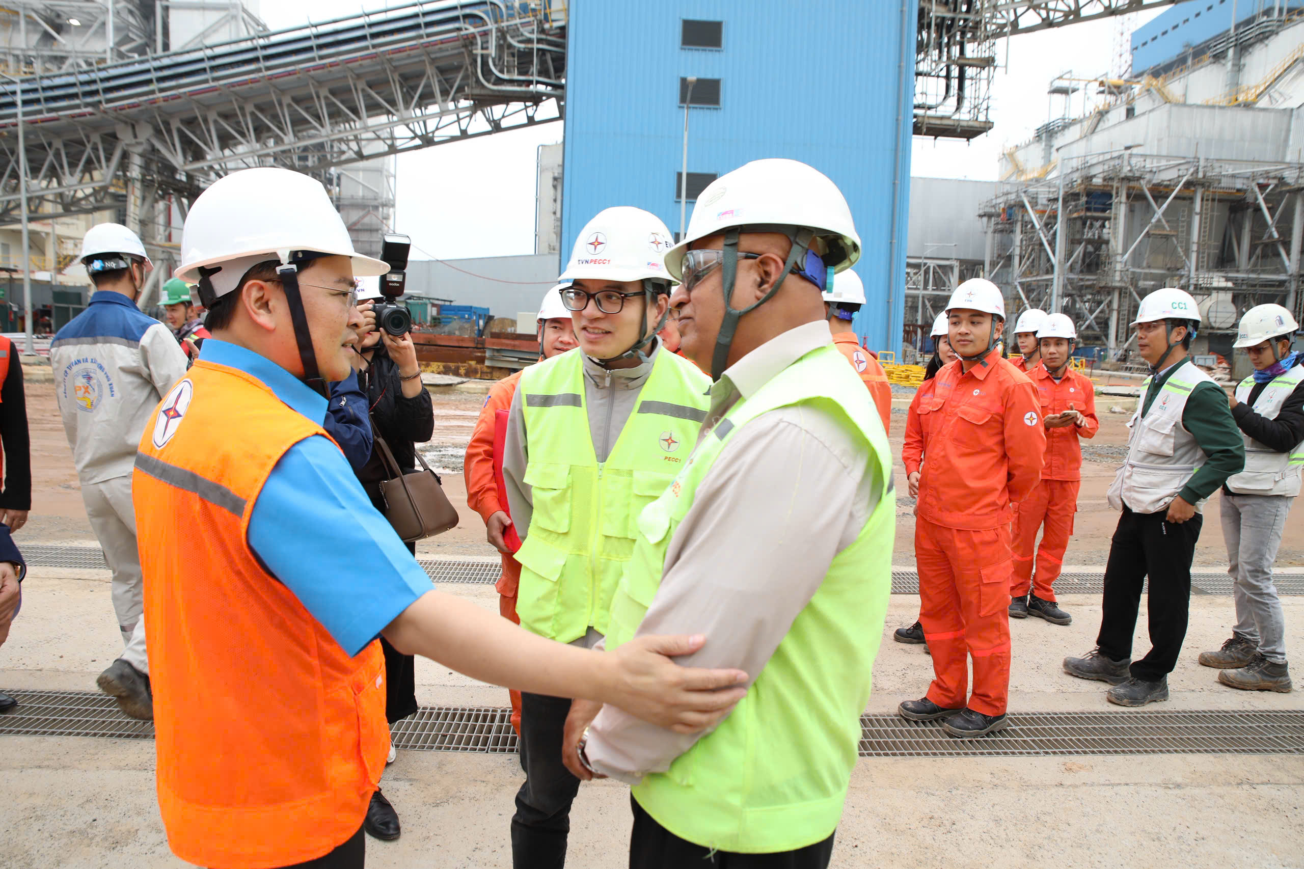 Chủ tịch Tổng LĐLĐ Việt Nam thăm, động viên người lao động tại Trung tâm Điện lực Quảng Trạch - Ảnh 1.