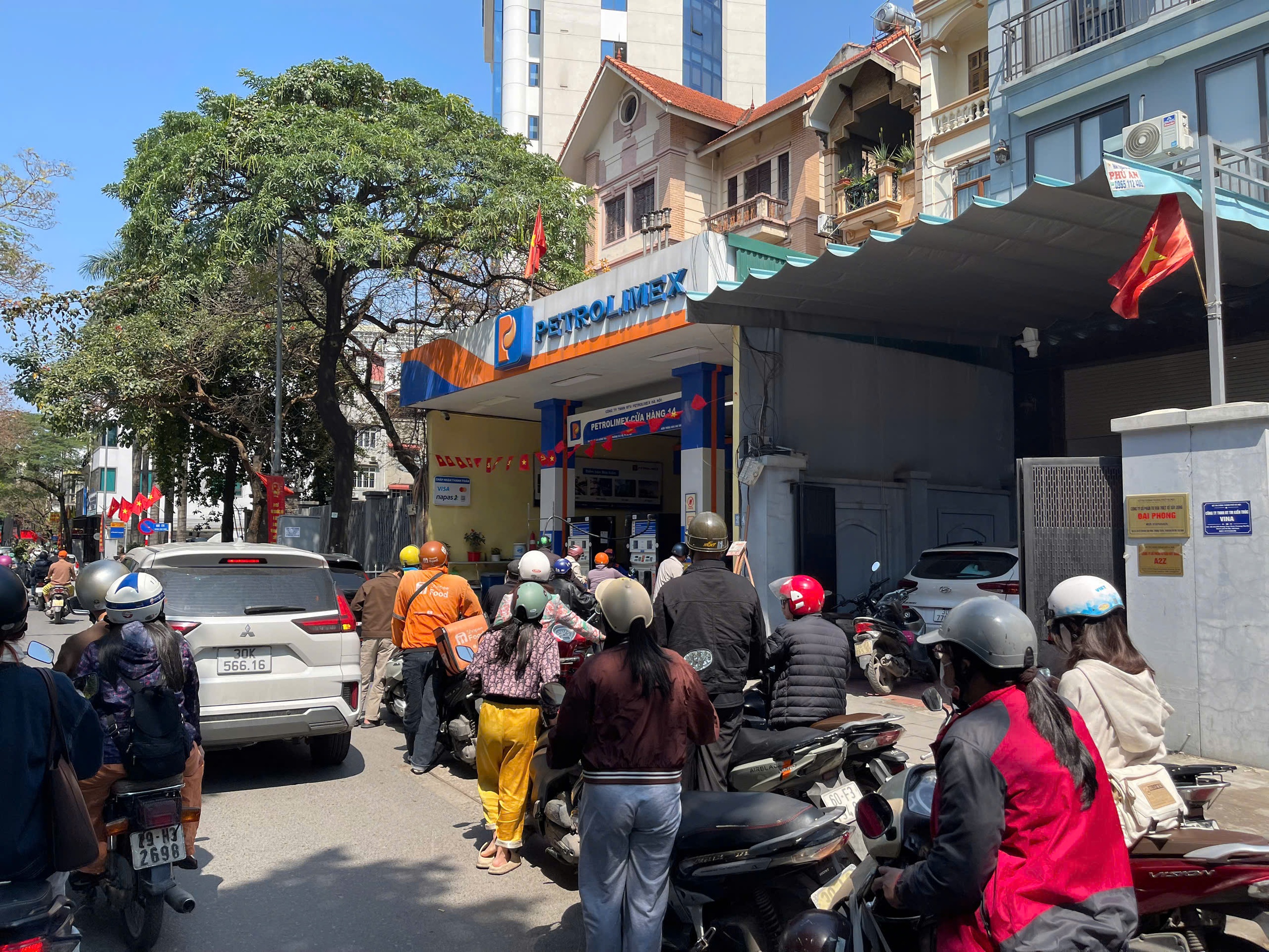 Triển khai các biện pháp đảm bảo nguồn cung xăng dầu - Ảnh 2.