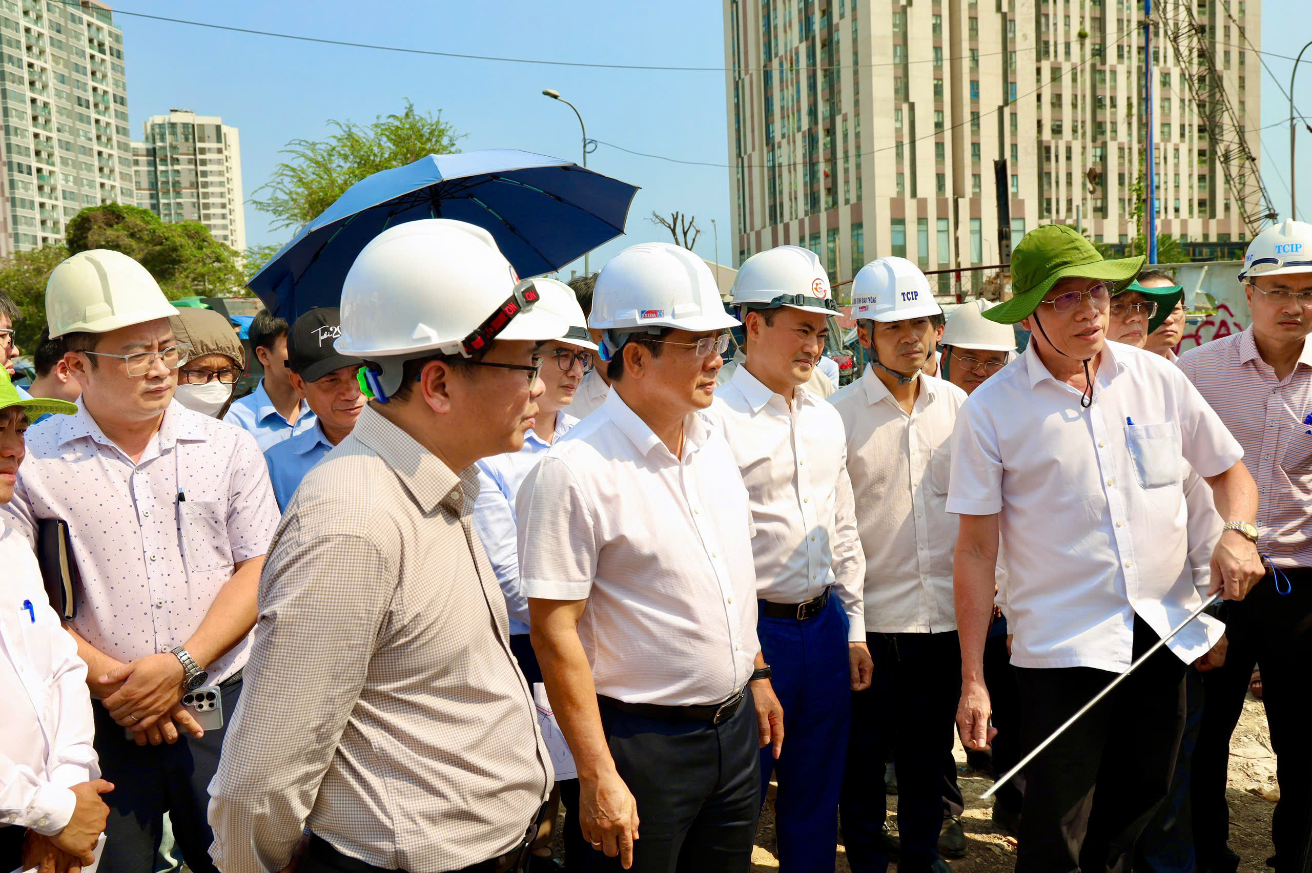 Chủ tịch UBND TPHCM kiểm tra tiến độ nút giao An Phú - Ảnh 1.